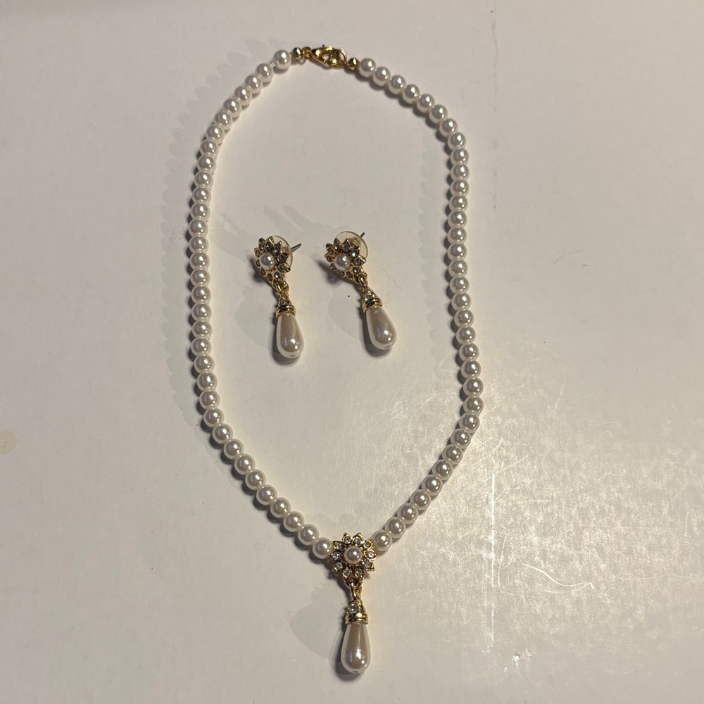 Lustrous Pearl and Gold Necklace Set